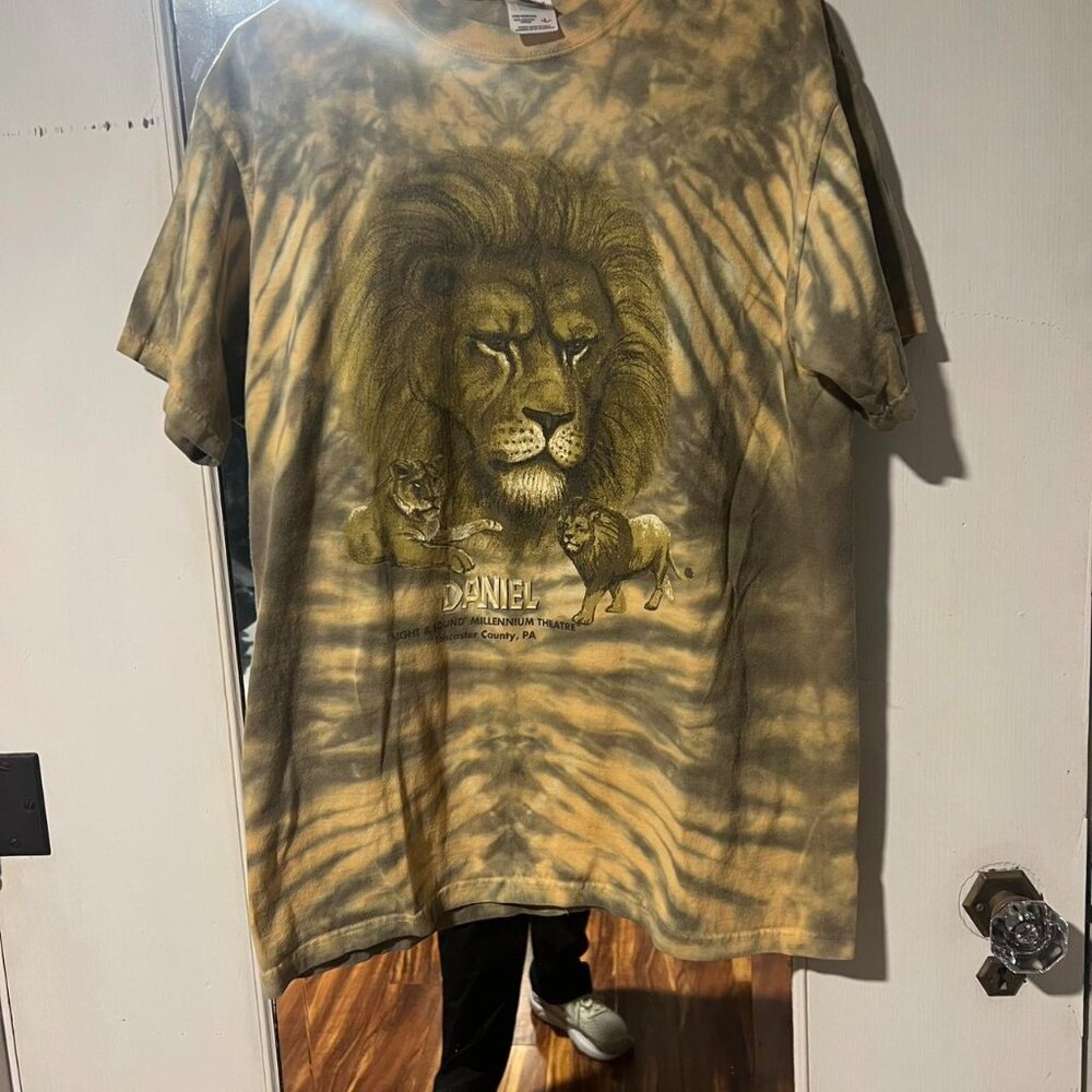 Daniel Lion graphic tee in yellow and brown #wildlife
